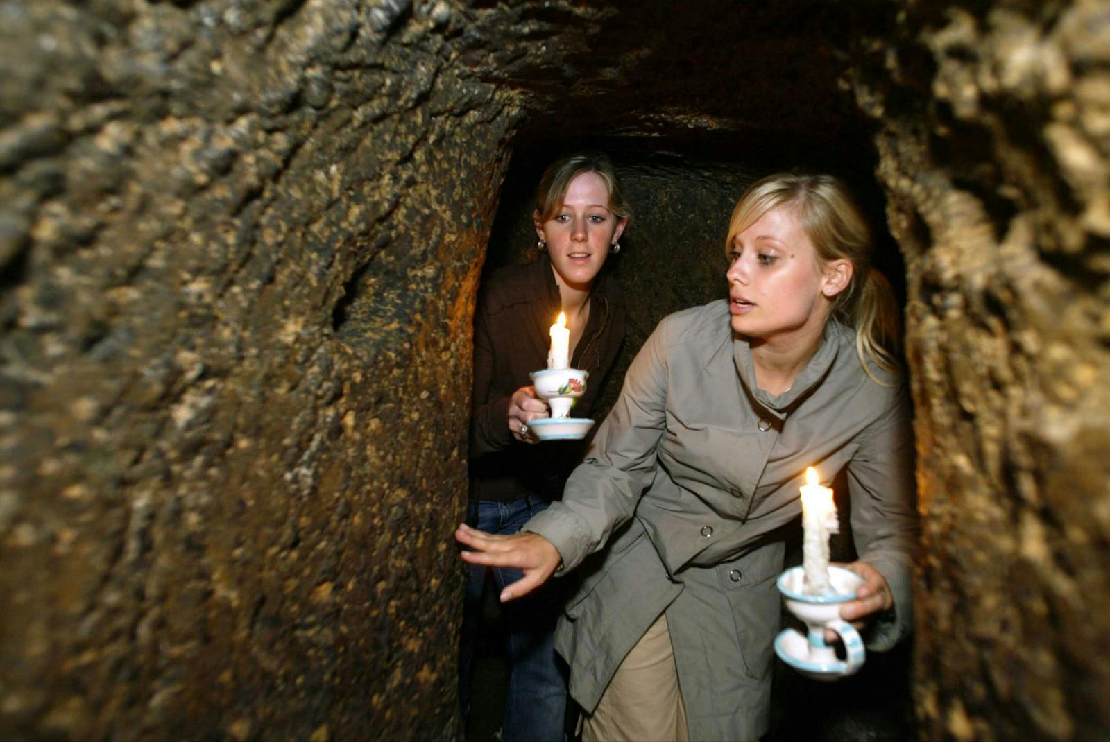Látogatók gyertyákkal világítják meg Nápoly alagútjait