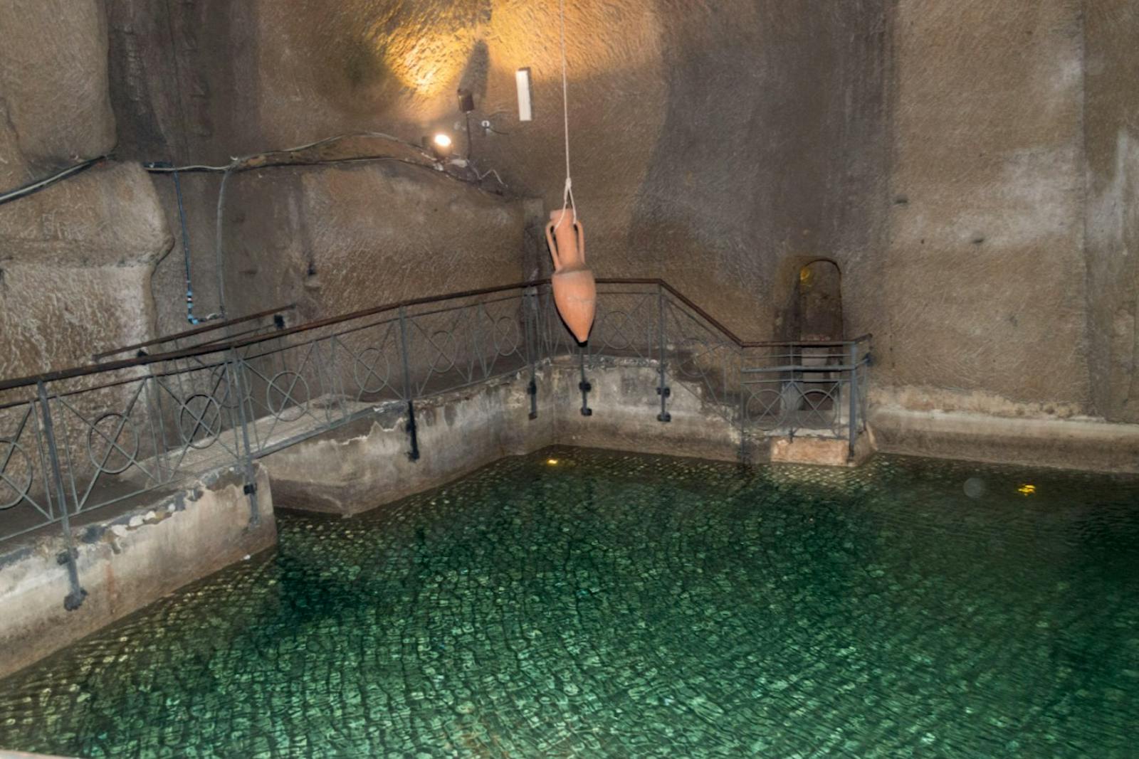 井戸とアンフォラのあるナポリ地下街
